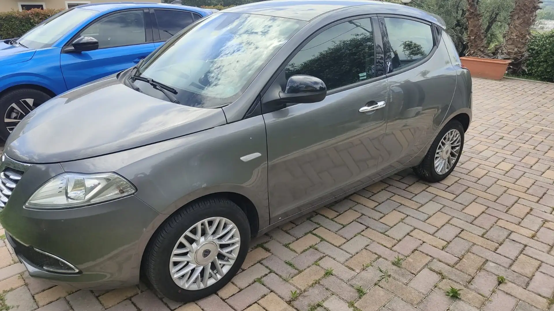 Lancia Ypsilon Ypsilon III 2011 0.9 t.air Gold s siva - 2