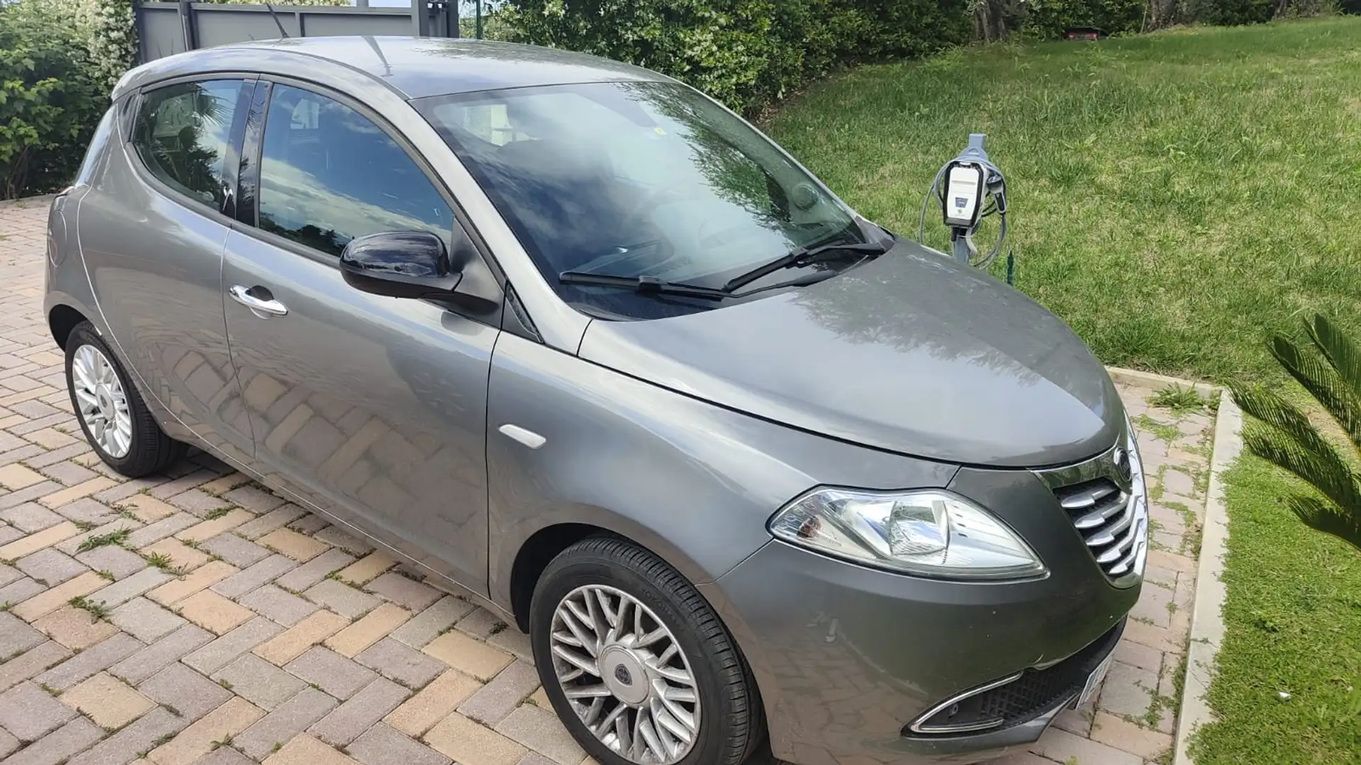 Lancia Ypsilon Ypsilon III 2011 0.9 t.air Gold s siva - 1