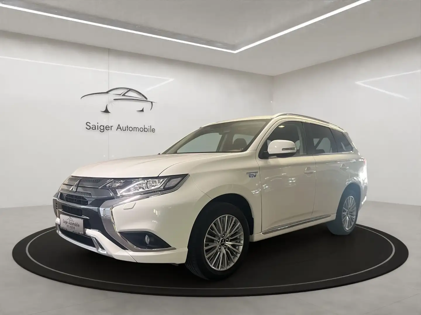 Mitsubishi Outlander PHEV 2.4 4 WDAutom Navi Kam Sch 1Hand Blanc - 1