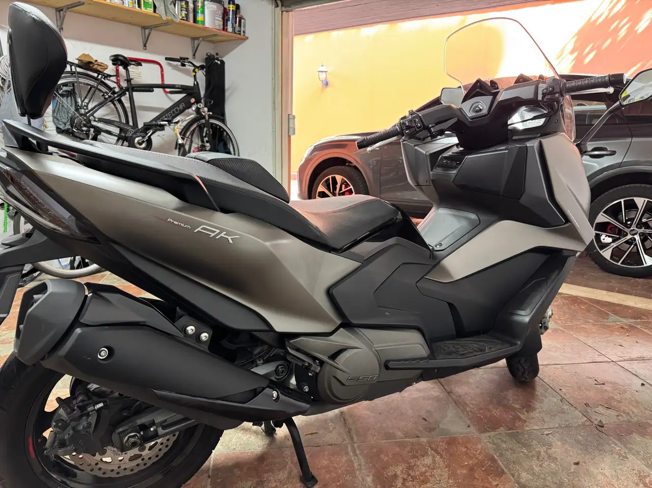 Kymco AK 550