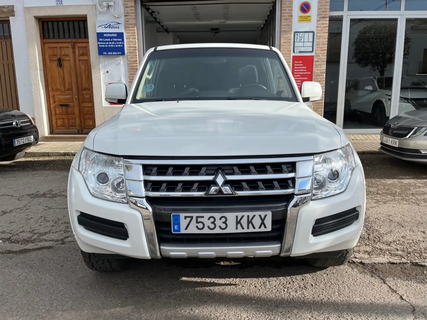 Mitsubishi Montero 3.2DI-D Spirit 5AT 190 Bílá - 2