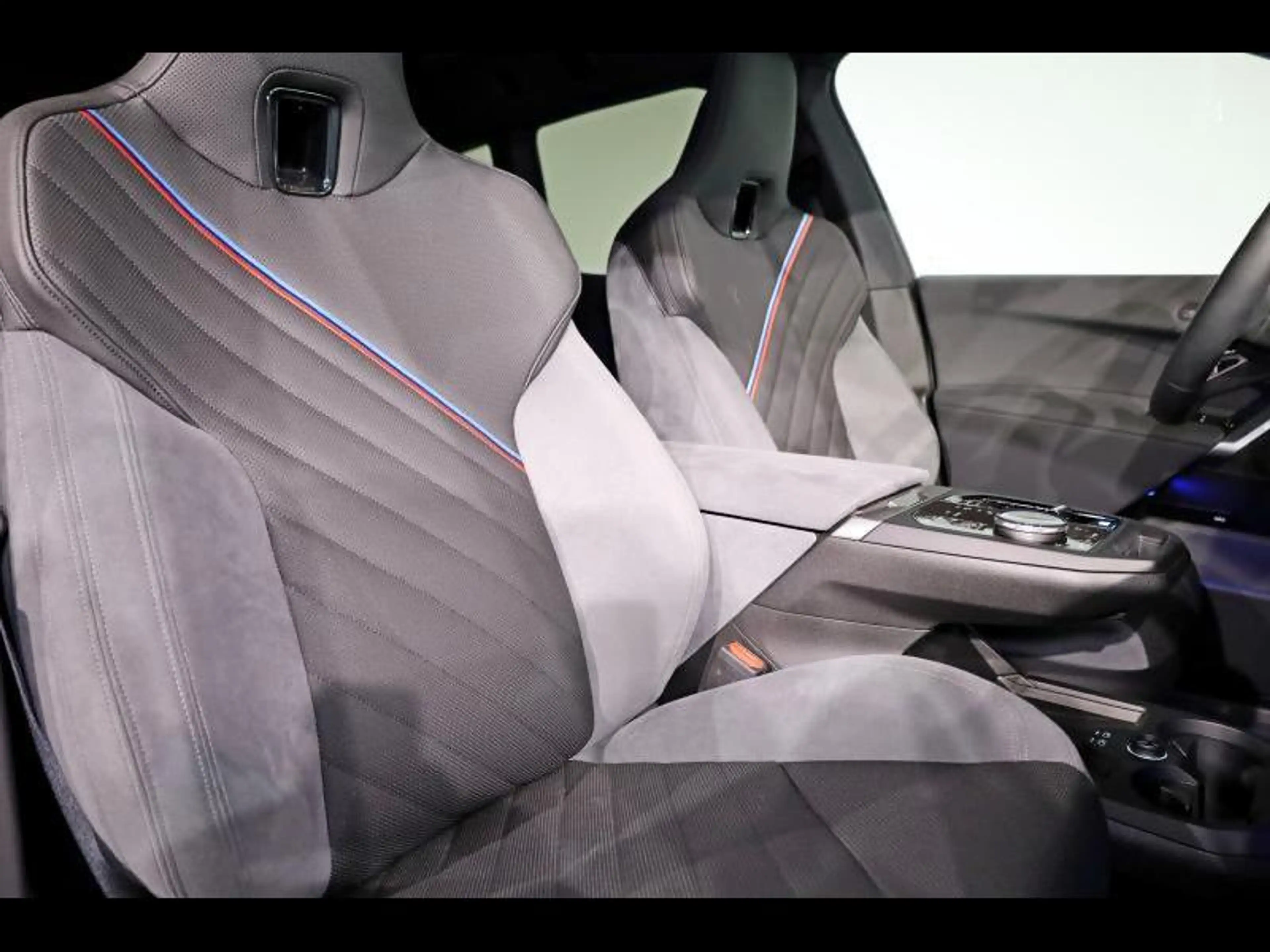 BMW iX xDrive45 Kit M Sport — photo 11