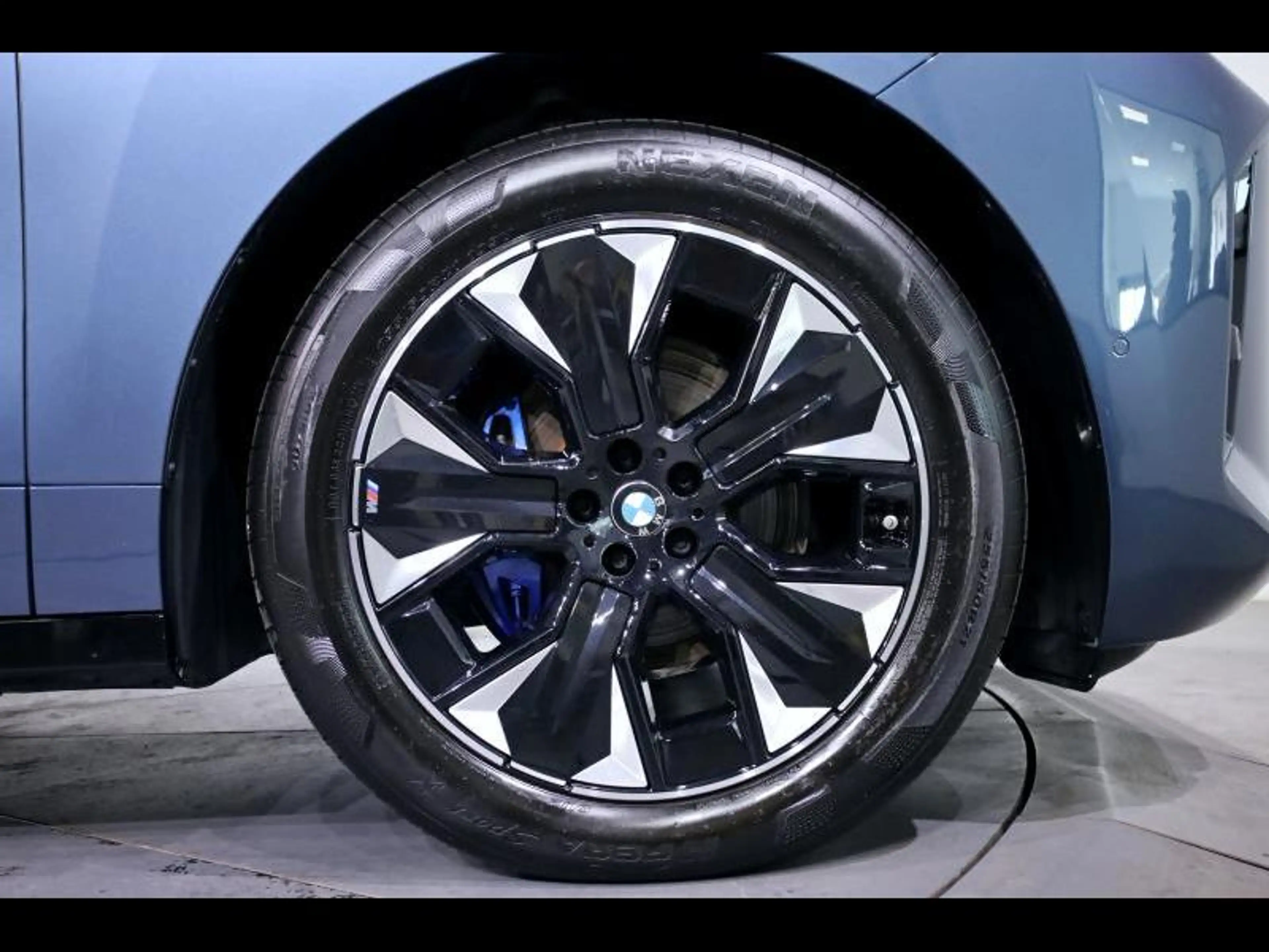 BMW iX xDrive45 Kit M Sport — photo 8