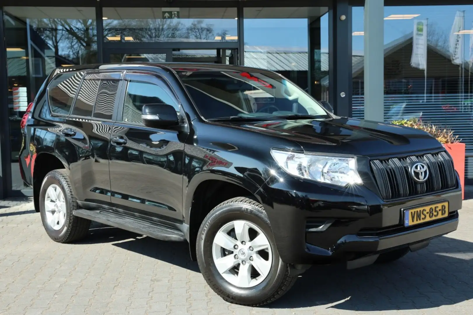 Toyota Land Cruiser 2.8 D-4D 5DRS COMFORT A/T VAN Zwart - 1
