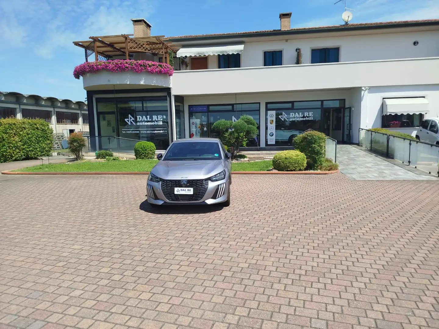 Peugeot 208 Hybrid 136 e-DCS6 GT Gris - 1