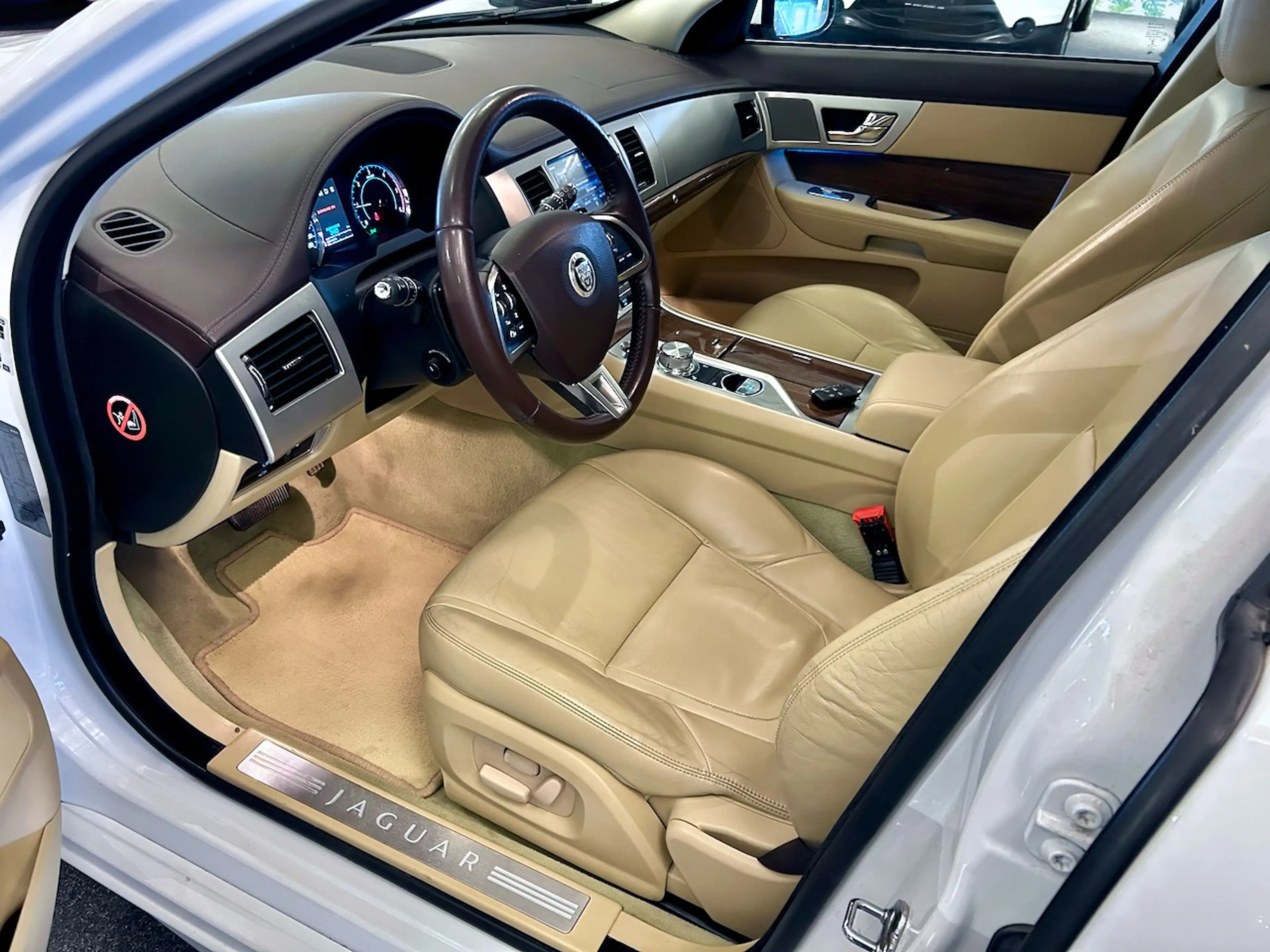 Jaguar XF XF Sportbrake 3,0 Diesel Premium Luxury — photo 11