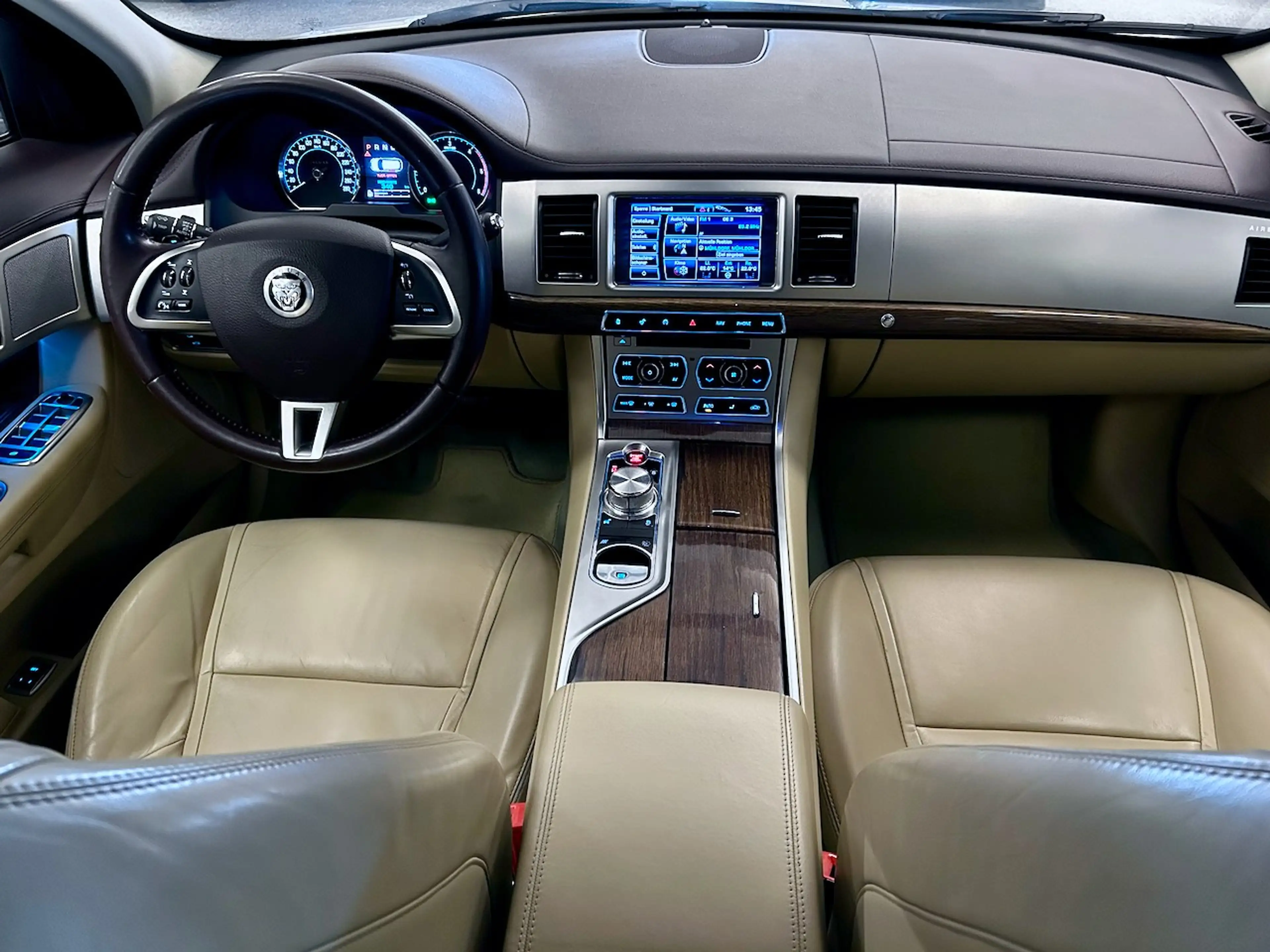 Jaguar XF XF Sportbrake 3,0 Diesel Premium Luxury — photo 9