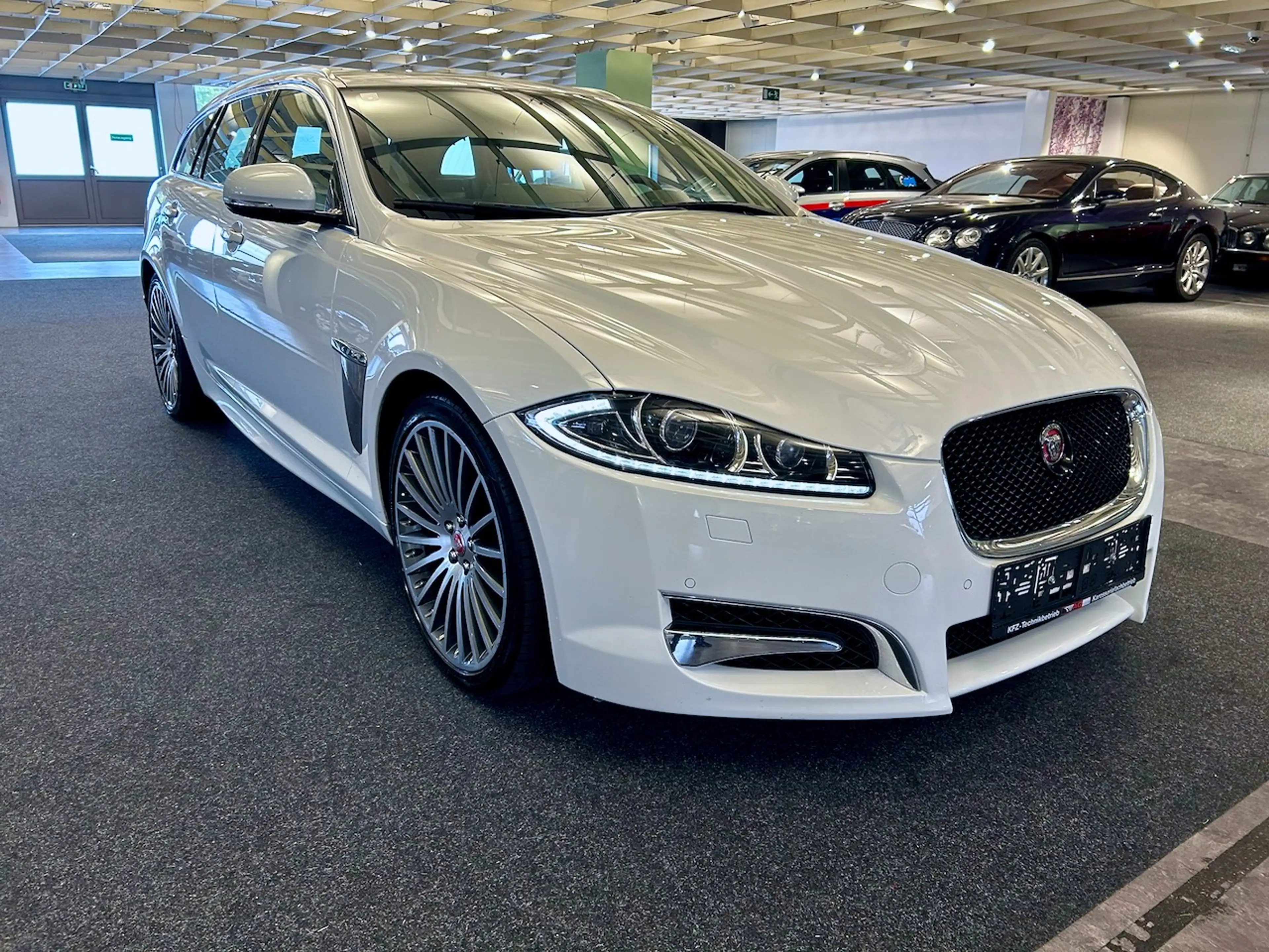 Jaguar XF XF Sportbrake 3,0 Diesel Premium Luxury — photo 3
