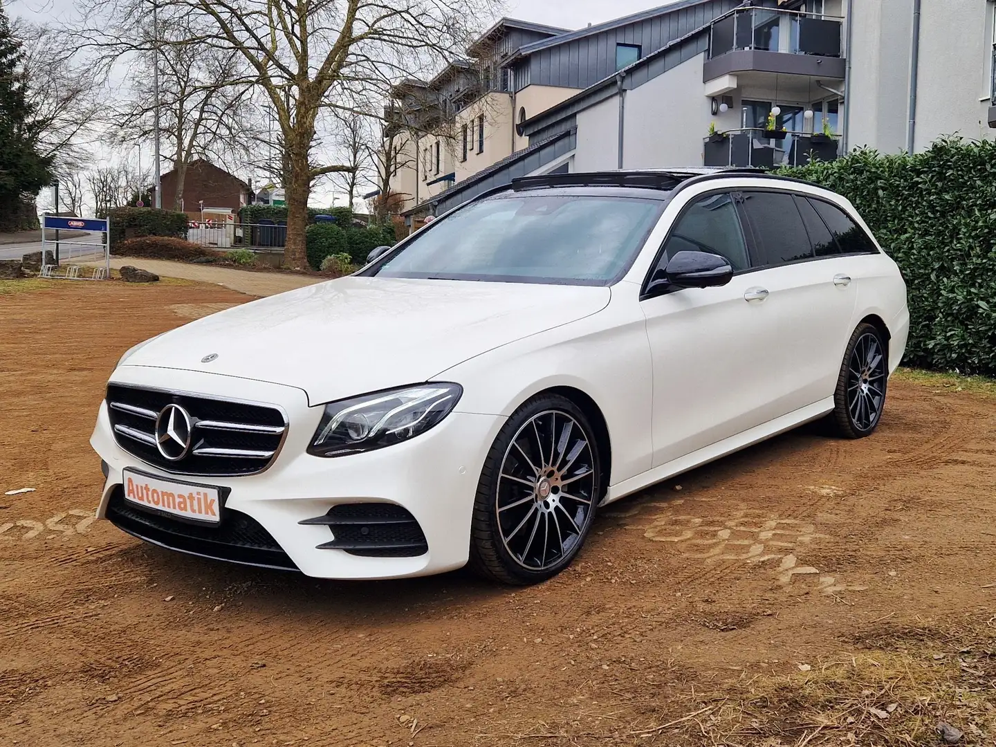 Mercedes-Benz E 200 E 200 d/AMG-Line/Standheizung/Night Paket/Panorama Blanc - 1
