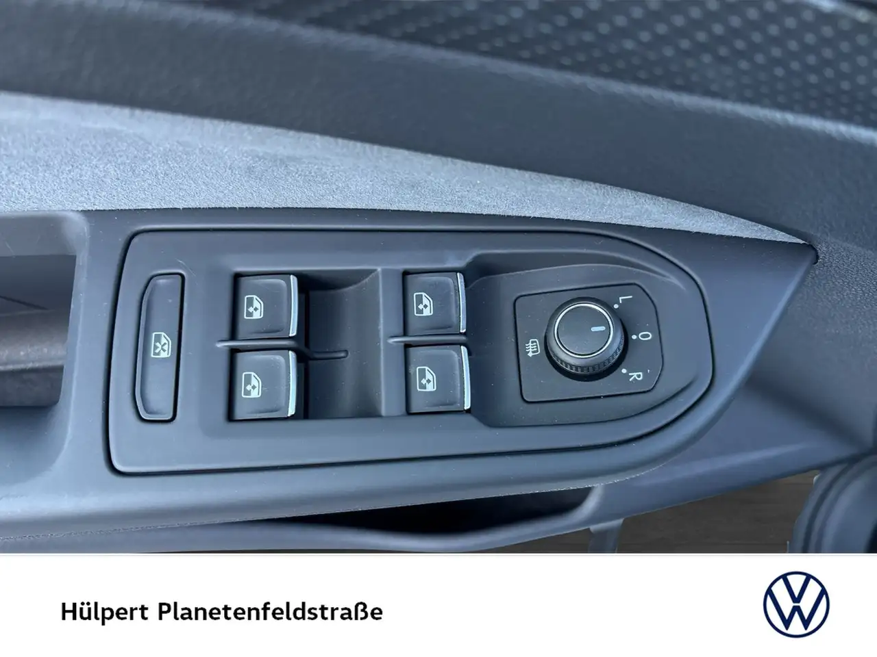 Volkswagen Golf VIII 1.5 eTSI R-LINE CAM ACC LM18 CARPLAY 18