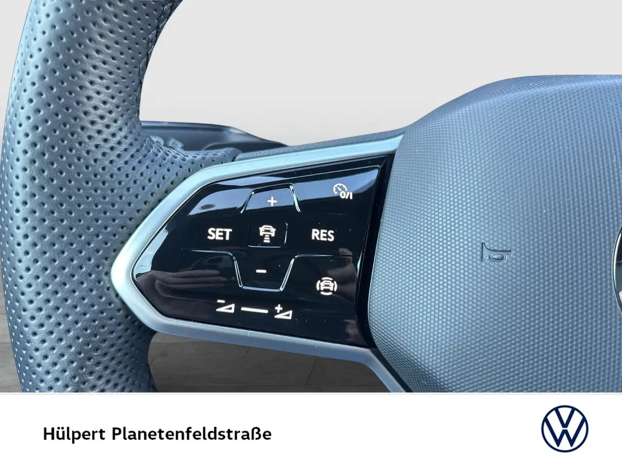 Volkswagen Golf VIII 1.5 eTSI R-LINE CAM ACC LM18 CARPLAY 15