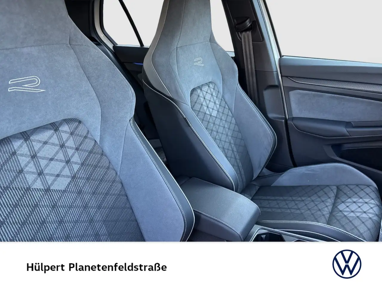 Volkswagen Golf VIII 1.5 eTSI R-LINE CAM ACC LM18 CARPLAY 10
