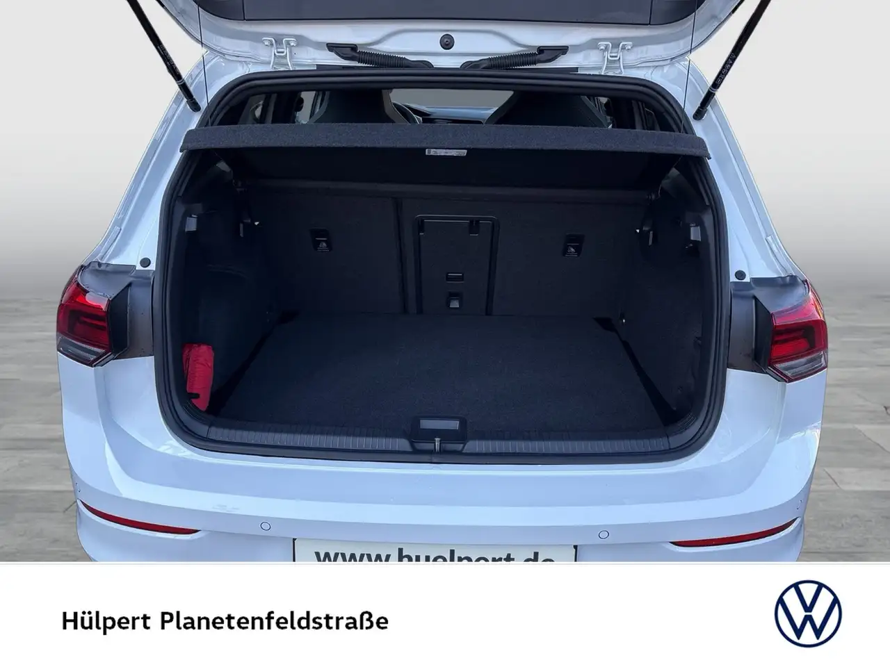 Volkswagen Golf VIII 1.5 eTSI R-LINE CAM ACC LM18 CARPLAY 17
