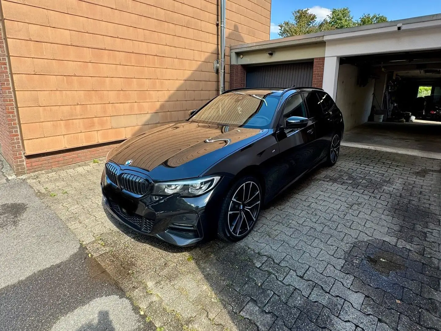 BMW 320 320d Touring xDrive Aut. M Sport crna - 1