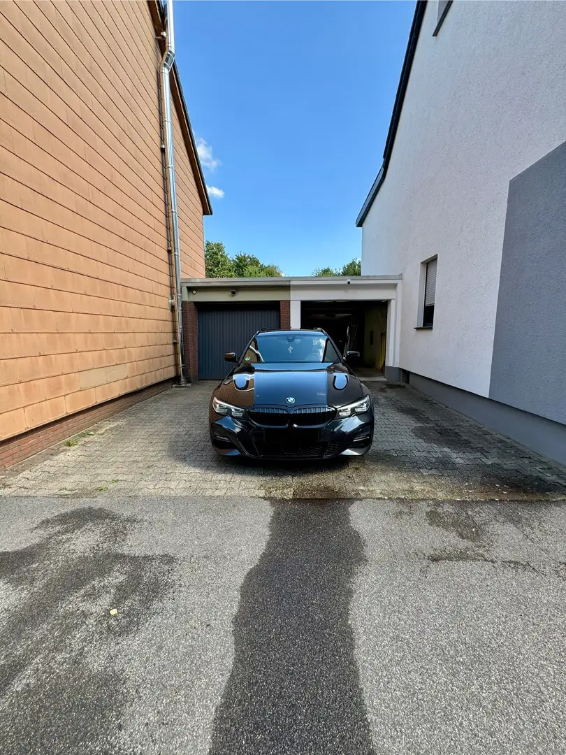 BMW 320 320d Touring xDrive Aut. M Sport crna - 2