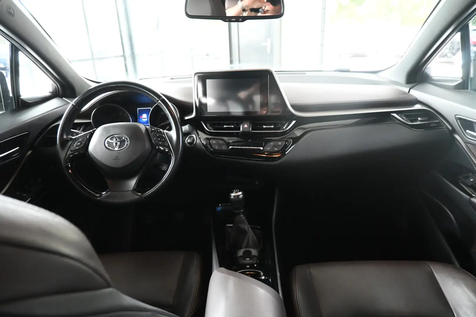 Toyota C-HR 1.2 Executive Clima Navigatie Leder LED Stoelverwa Wit - 2