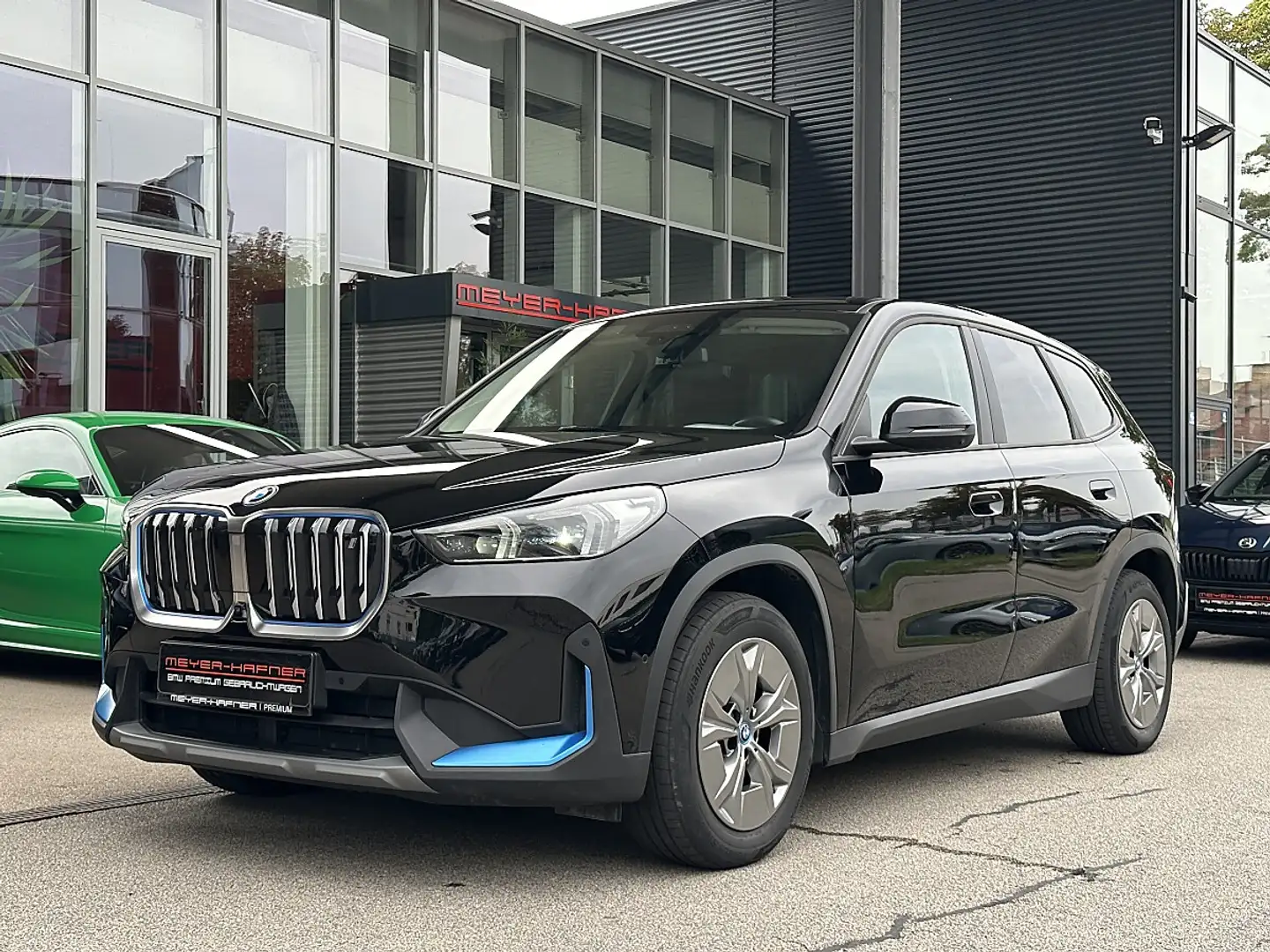 BMW iX1 xDrive30 64,7kWh Schwarz - 2