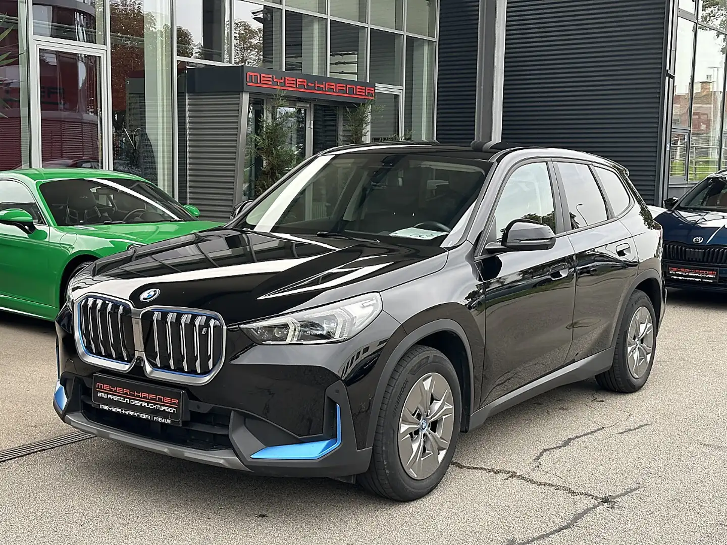 BMW iX1 xDrive30 64,7kWh Schwarz - 1