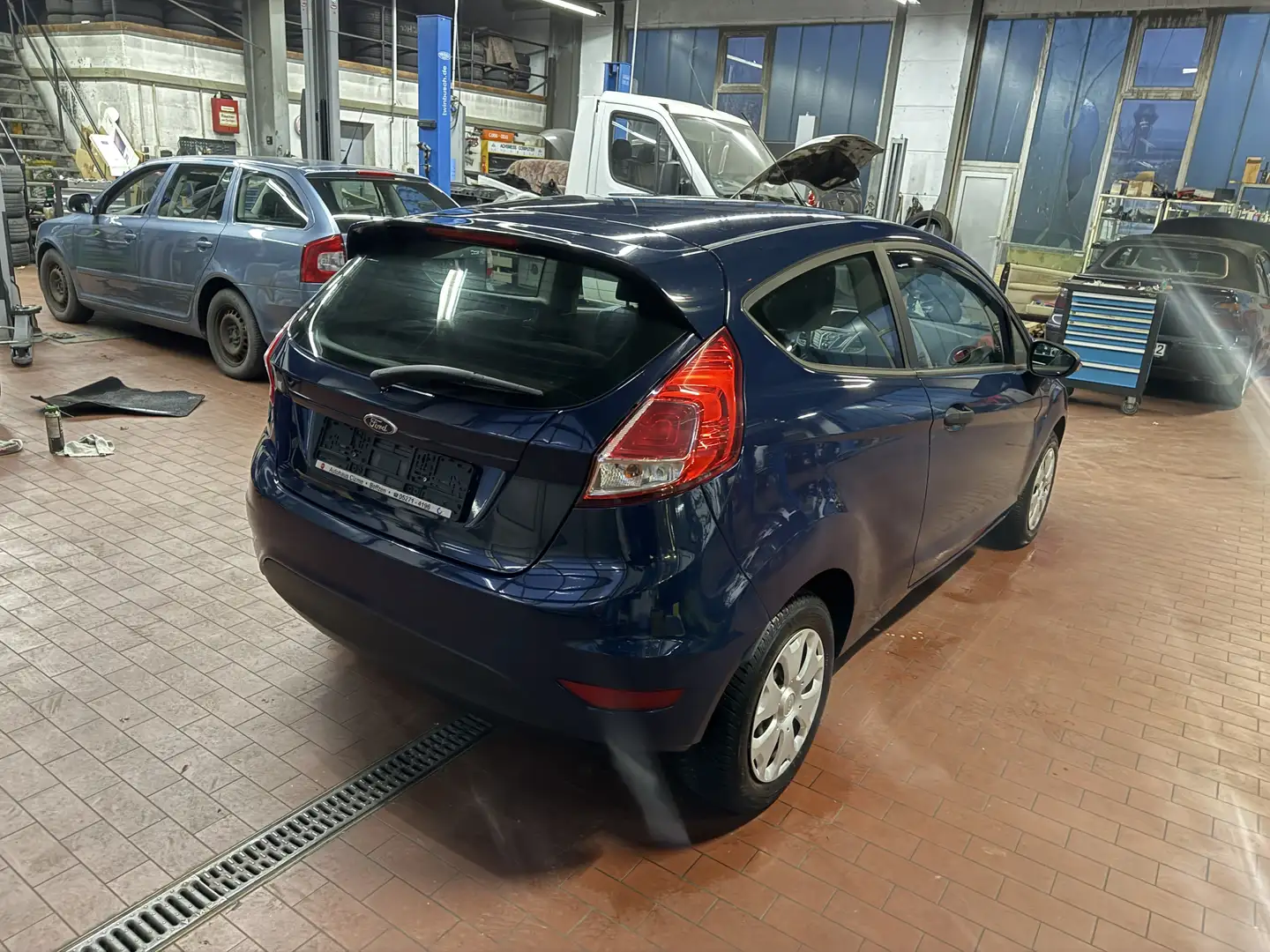 Ford Fiesta Ambiente Blau - 2