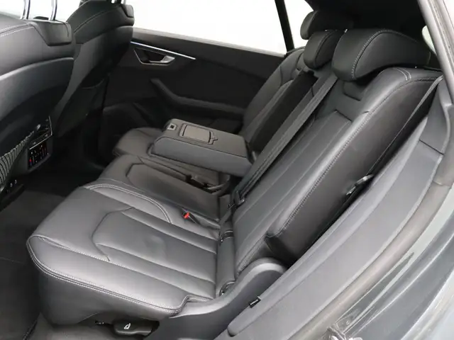 Audi Q8 view 14
