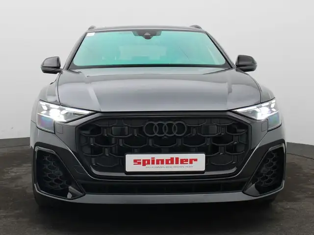 Audi Q8 view 3