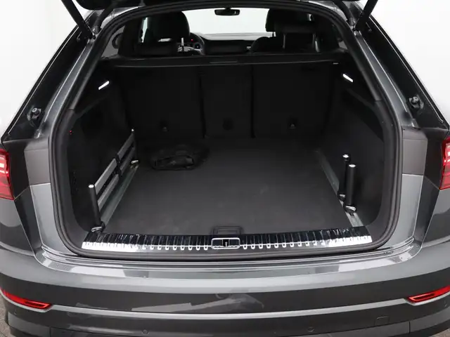 Audi Q8 view 12
