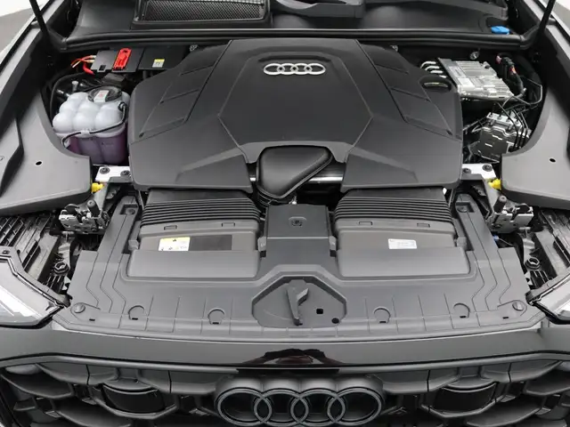 Audi Q8 view 7