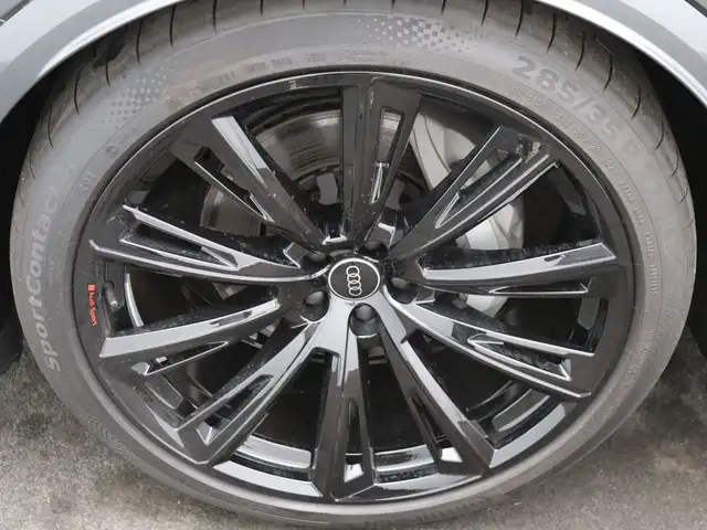 Audi Q8 view 8