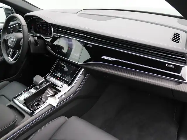Audi Q8 view 10
