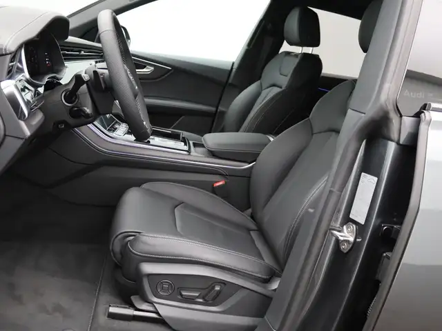 Audi Q8 view 9