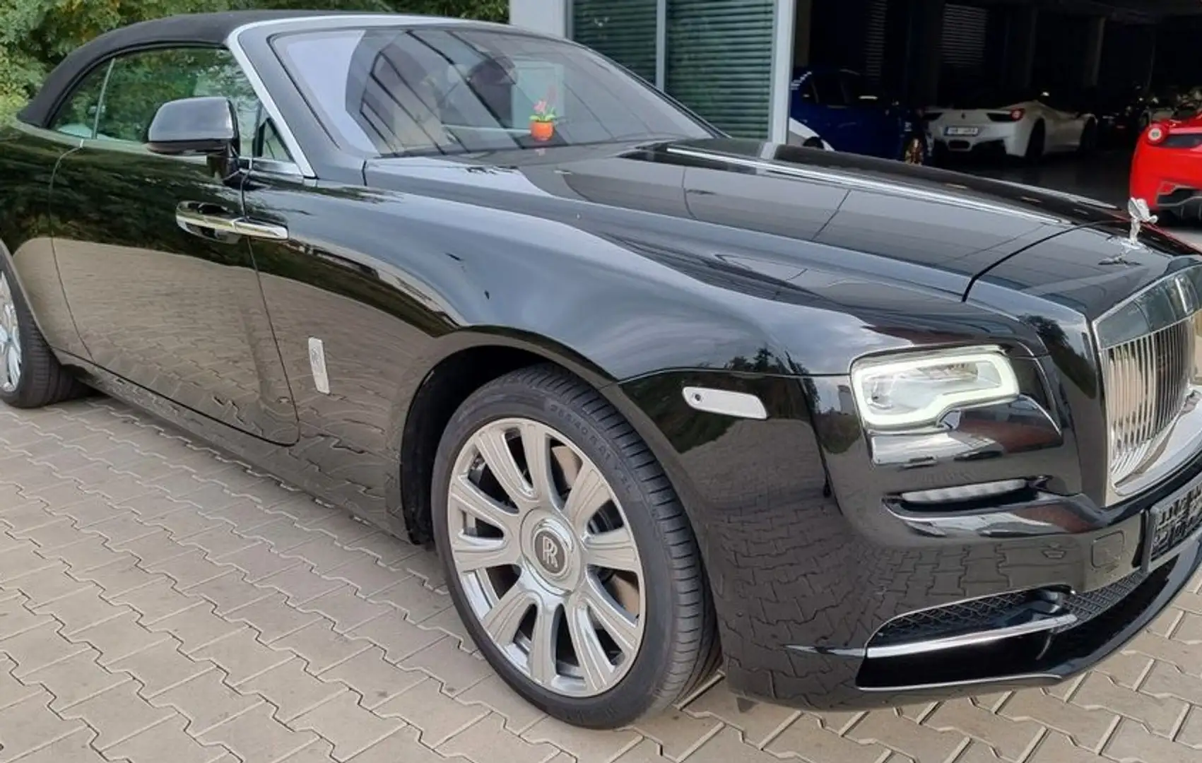 Rolls-Royce Dawn 6.6 V12 Чорний - 2