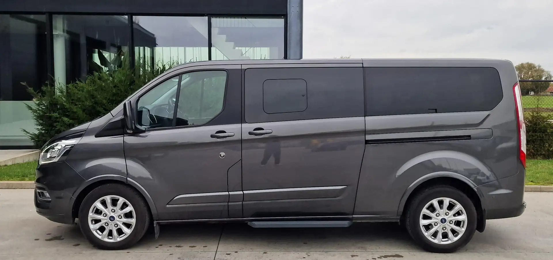 Ford Tourneo Custom Tourneo Custom 320 L2H1 Titanium S/S/Trekhaak/Navi Grau - 2