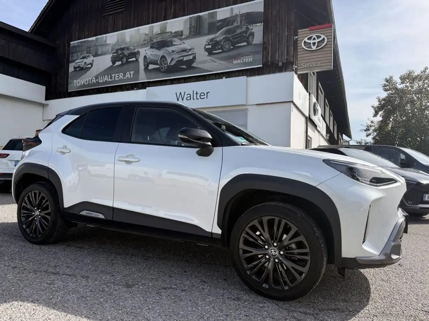Toyota Yaris Cross 1,5 VVT-i Hybrid AWD Adventure Aut. Weiß - 1