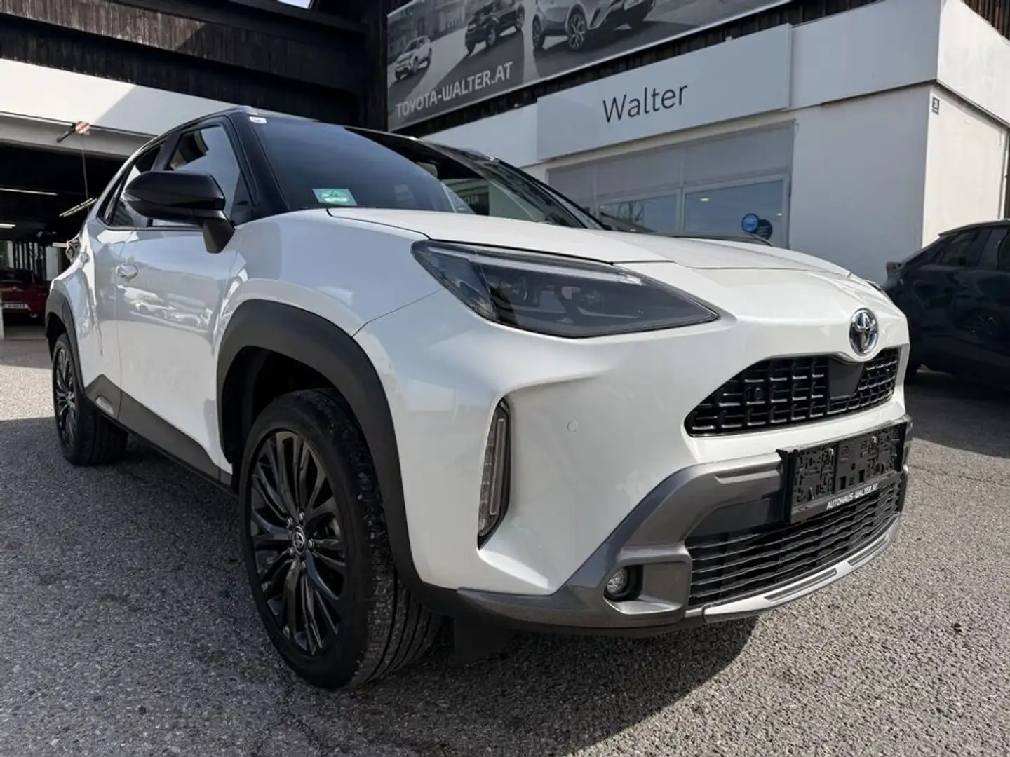 Toyota Yaris Cross 1,5 VVT-i Hybrid AWD Adventure Aut. Weiß - 2