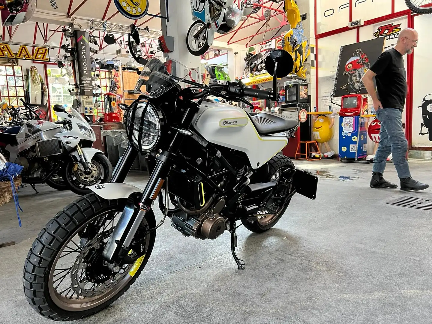 Husqvarna Svartpilen 401 Alb - 2