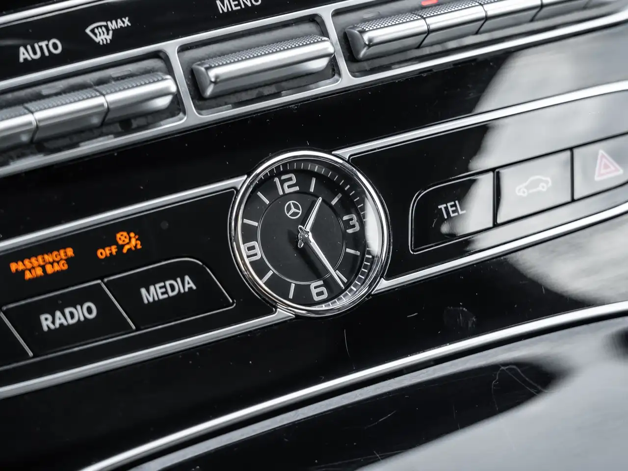 Mercedes-Benz E-Class снимка Mercedes-Benz E-Class