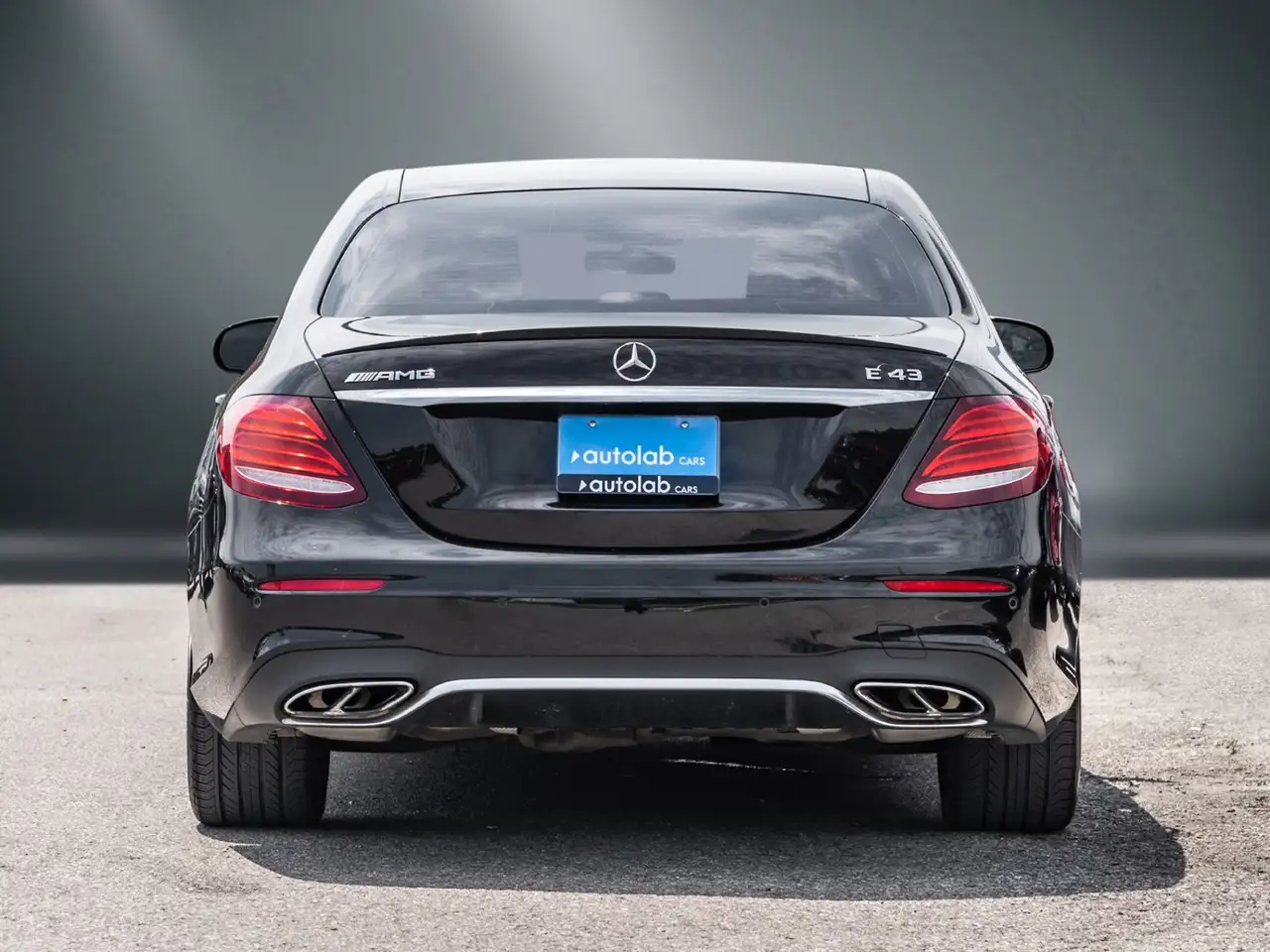 Mercedes-Benz E-Class снимка Mercedes-Benz E-Class