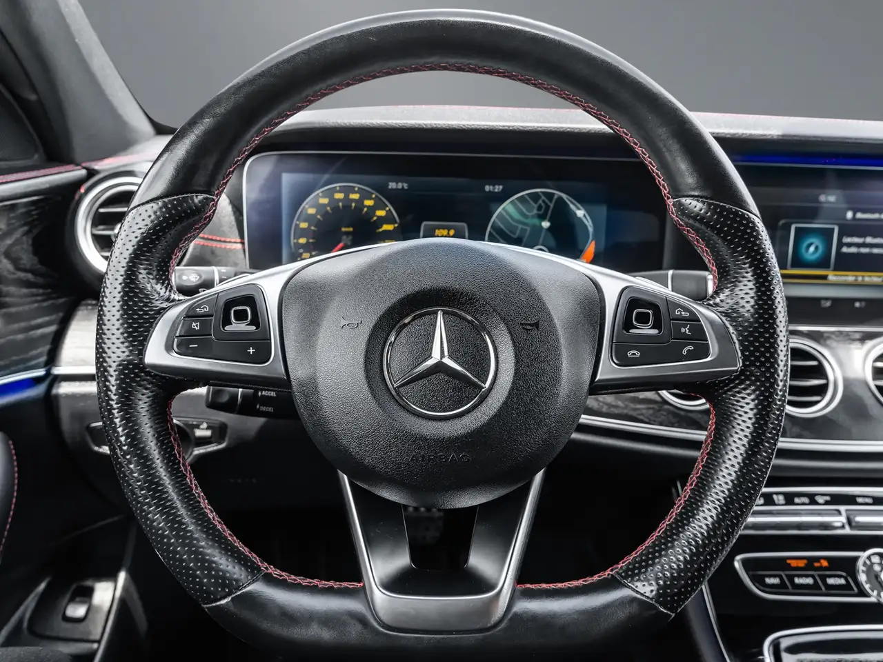 Mercedes-Benz E-Class снимка Mercedes-Benz E-Class