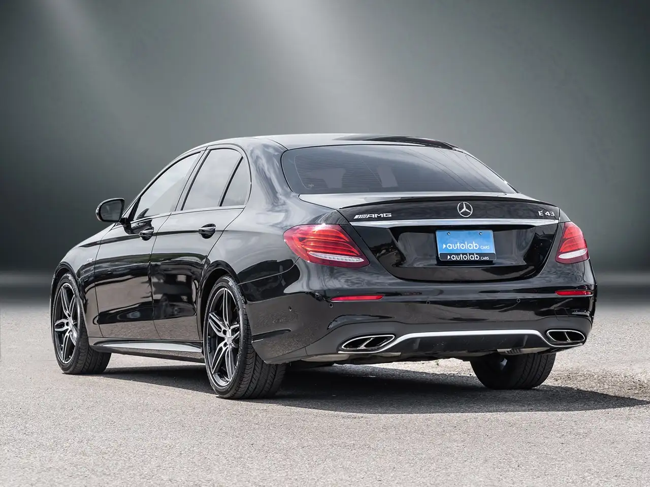 Mercedes-Benz E-Class снимка Mercedes-Benz E-Class