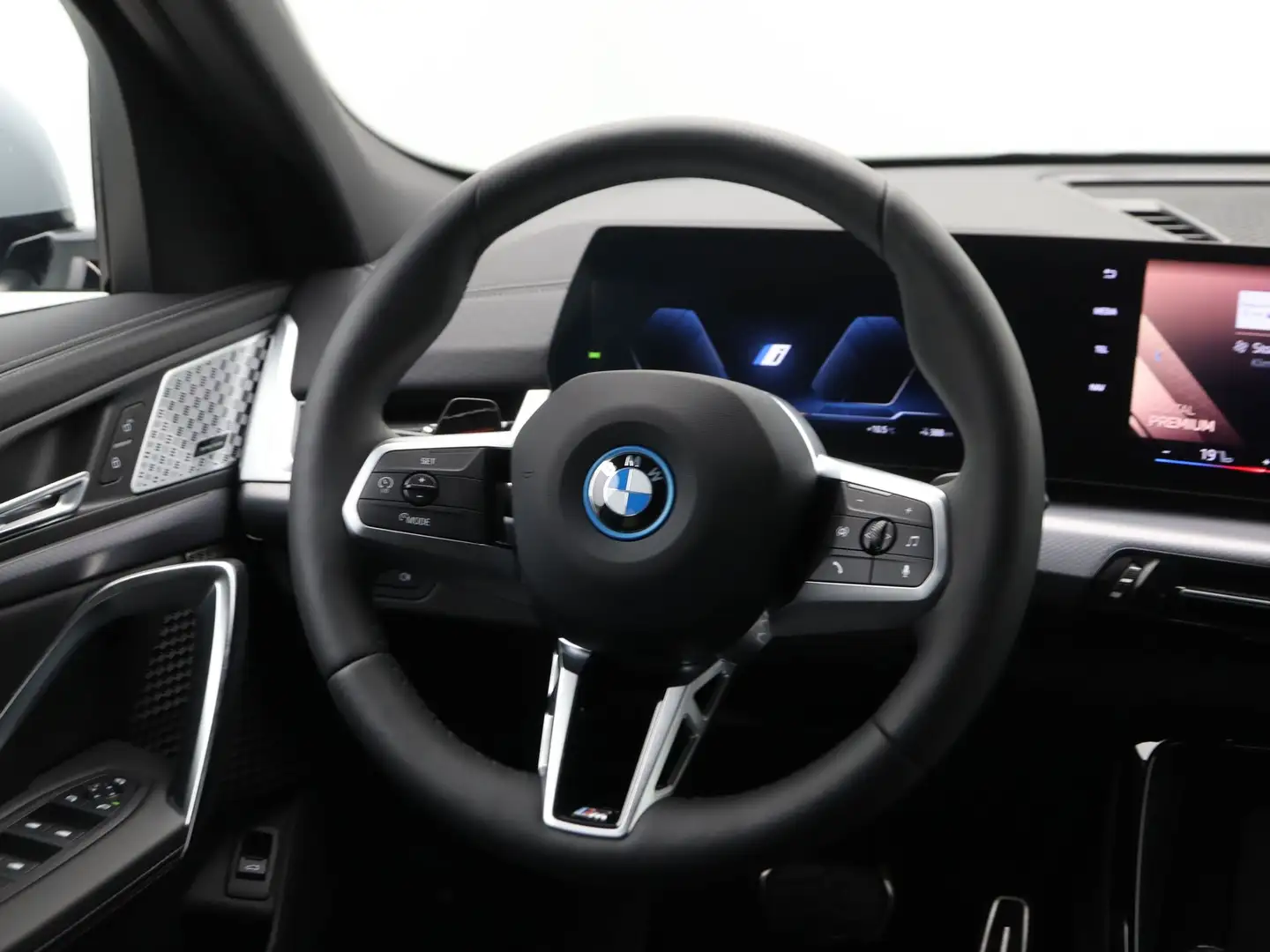 BMW iX2 xDrive30 67kWh M Sport Grijs - 2