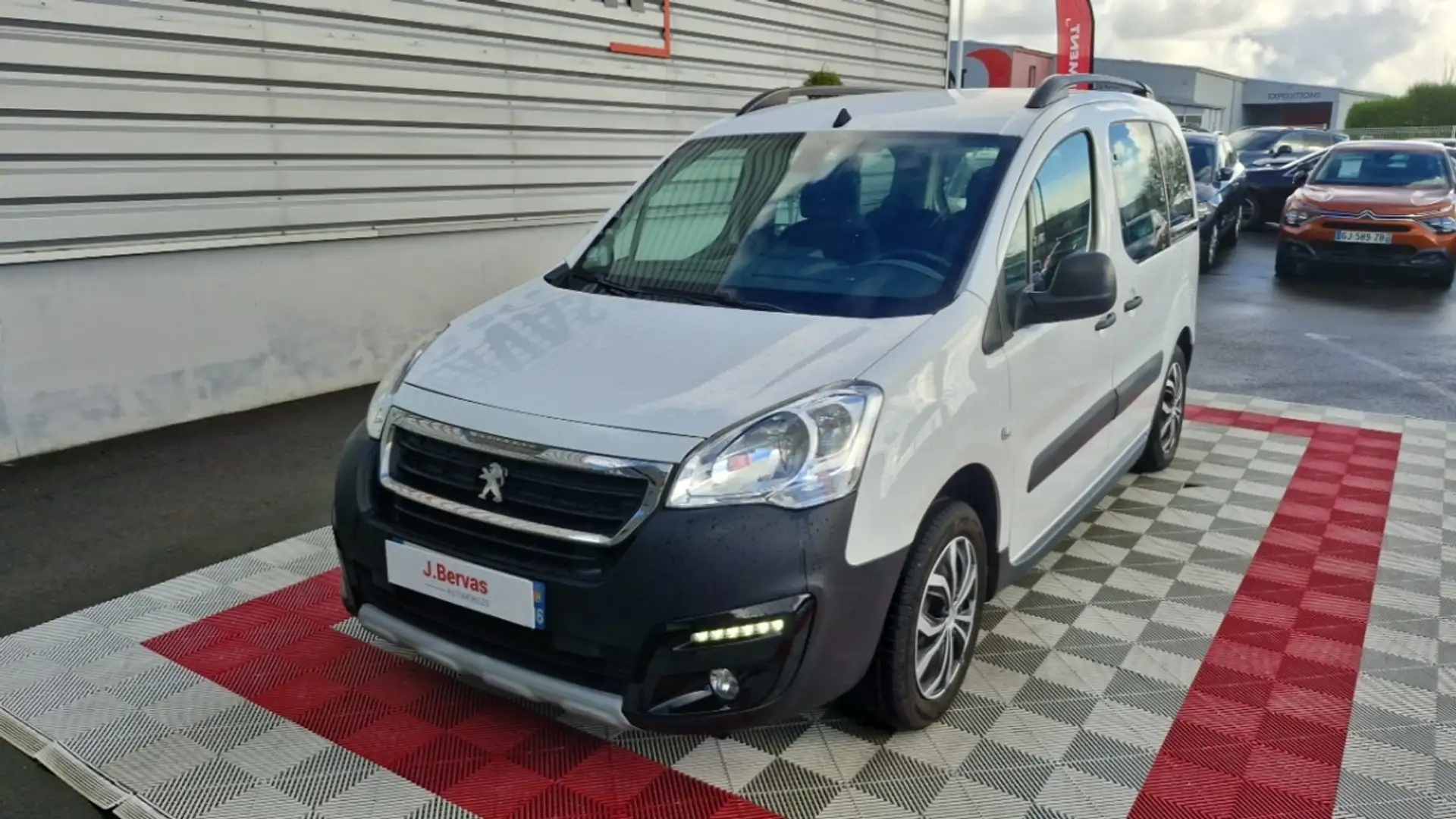 Peugeot 1.2L PURETECH 110CH SS BVM5 OUTDOOR Белый - 2