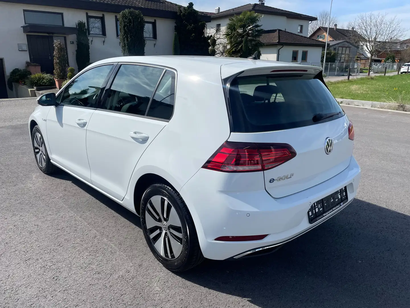 Volkswagen e-Golf 35,8kWh LED Navi Sitzheizung Weiß - 2