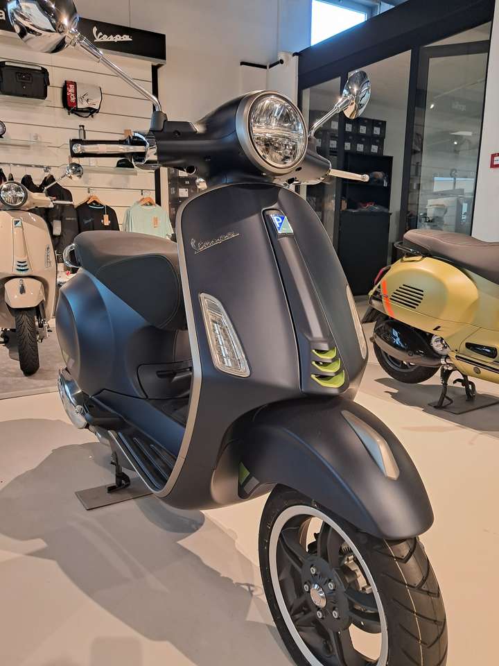 Vespa Primavera 150 3V Tech Bauletto + supporto omaggio