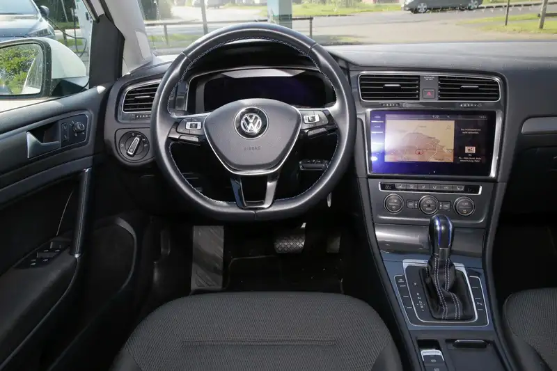 Annonce voiture d'occasion Volkswagen e-Golf - CARADIZE