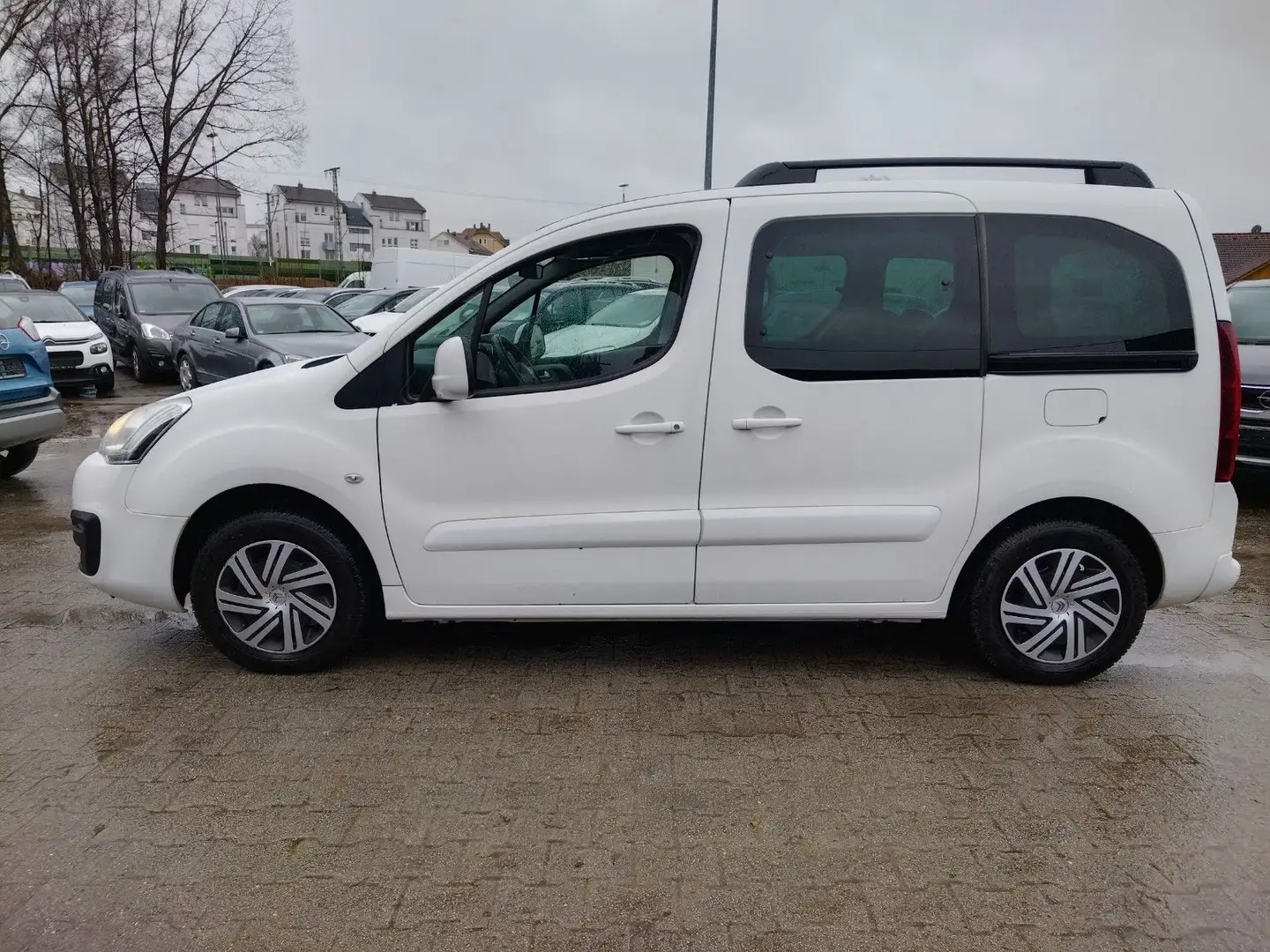 Citroen Berlingo Kombi Shine+AUTOMATIK+KLIMAAUTO+PDC+AHK Weiß - 2