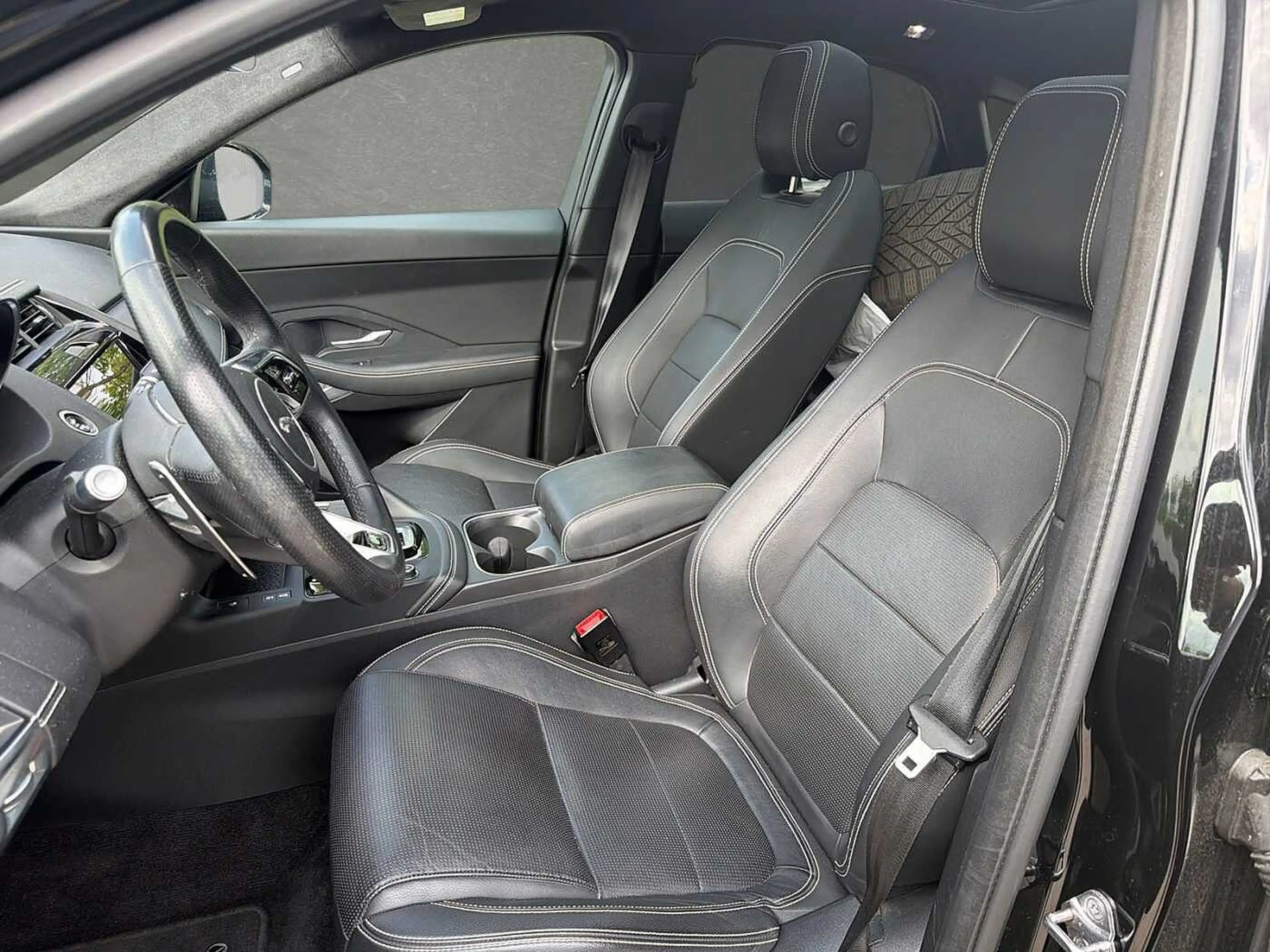 Jaguar E-Pace P250 AWD R-Dynamic Black — photo 3