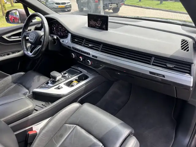 Audi Q7 view 14
