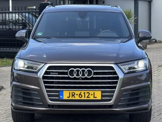 Audi Q7 view 2