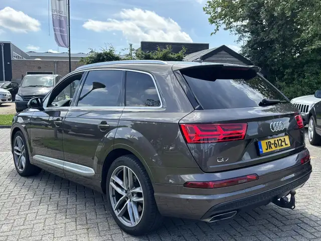 Audi Q7 view 7