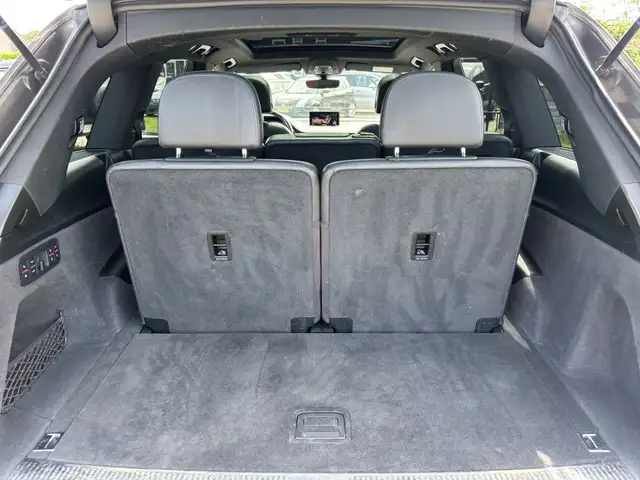 Audi Q7 view 9